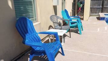 Lägenhet - flera sängar - utsikt mot poolen (Retreat on Pike) | Terrass/Patio