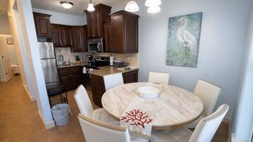 Apartment, Berbilang Katil, Pool View (Retreat on Pike) | Tempat makan