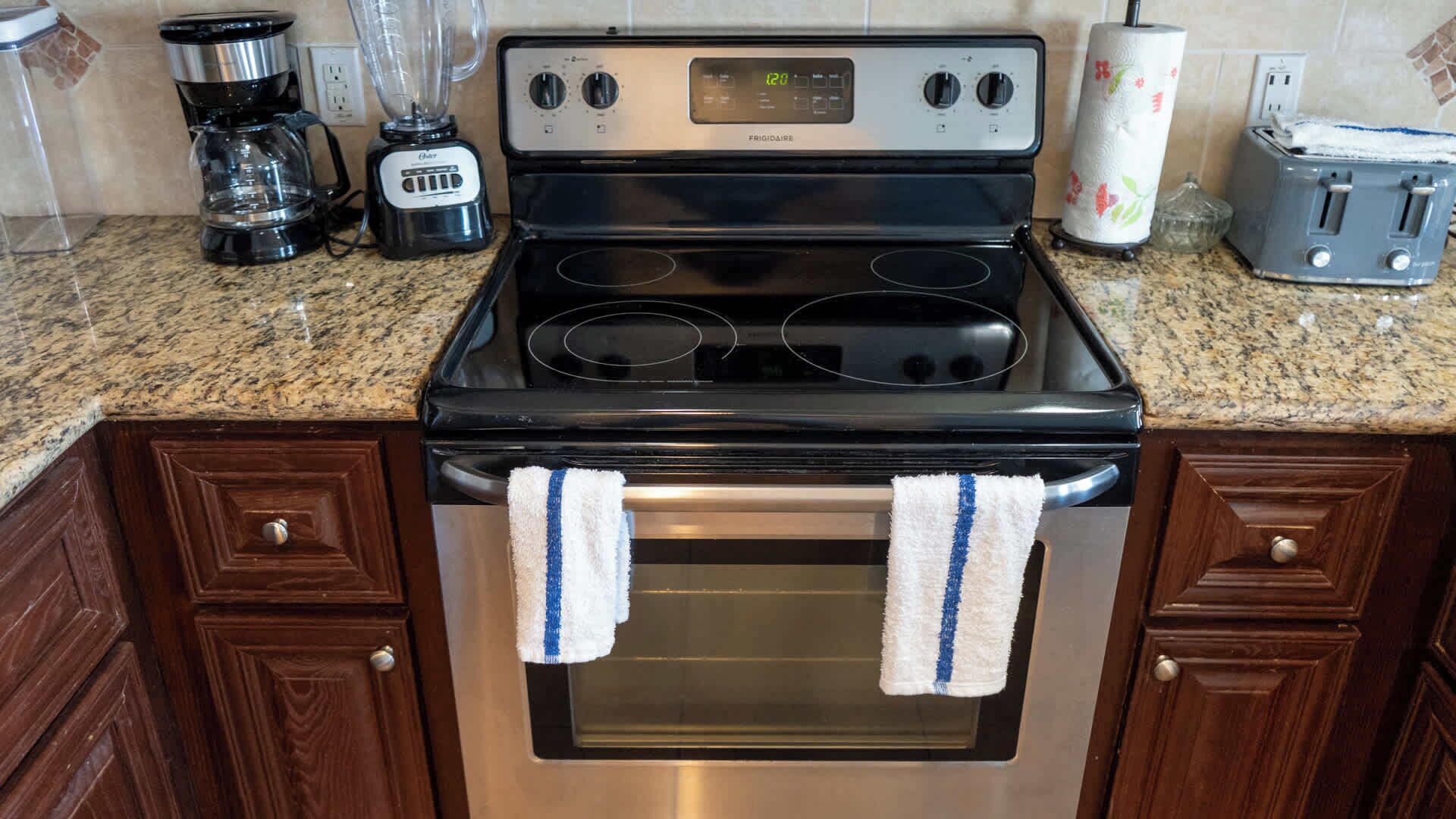Apartment, Multiple Beds, Pool View (Retreat on Pike) | Private kitchen