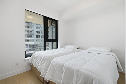 Luxury Beachfront | 2 Bed | Pool & Hot Tub | Gym