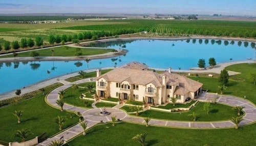 Vista del Lago Estate by Avantstay 20 Acres Private Lake + Pool + Spa Near Hard Rock Casino