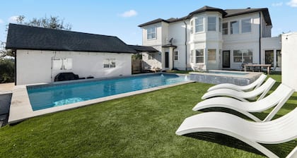 Luxury 7BR - Heated Pool, Hot Tub, Pet Friendly