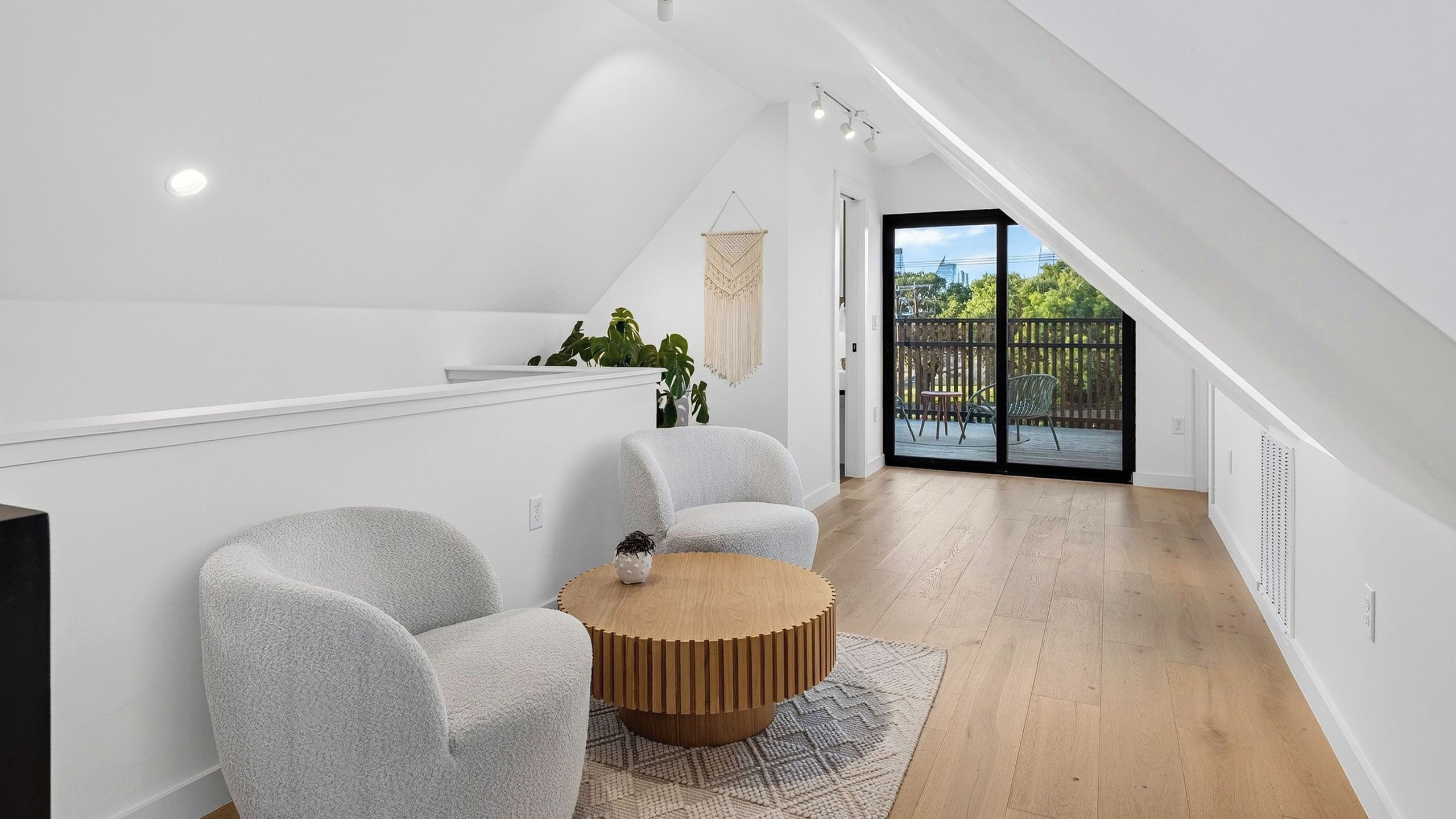House (6 Bedrooms) | Interior