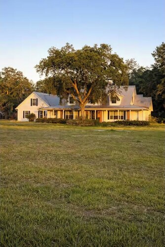 7BR/4BA Modern Farmhouse Retreat on Private Acreage w/Jacuzzi 