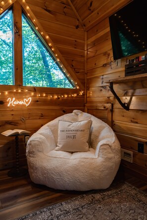 Unclassified image, 5 of 35, button - Havenheart Smoky Mtns Romantic Treehouse (Sevierville)
