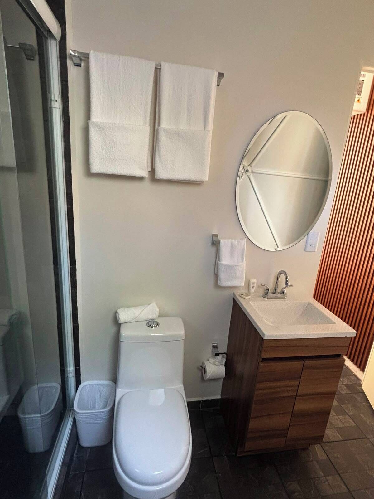Habitación cuádruple Confort, vistas al jardín | Baño | Artículos de higiene personal gratuitos, toallas, jabón y champú
