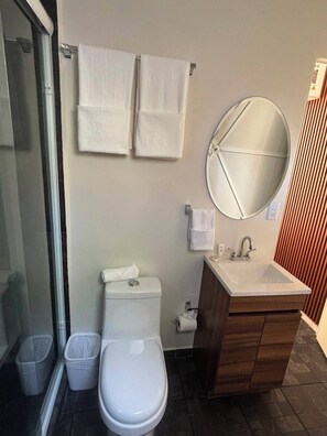 Habitación cuádruple Confort, vistas al jardín | Baño | Artículos de higiene personal gratuitos, toallas, jabón y champú