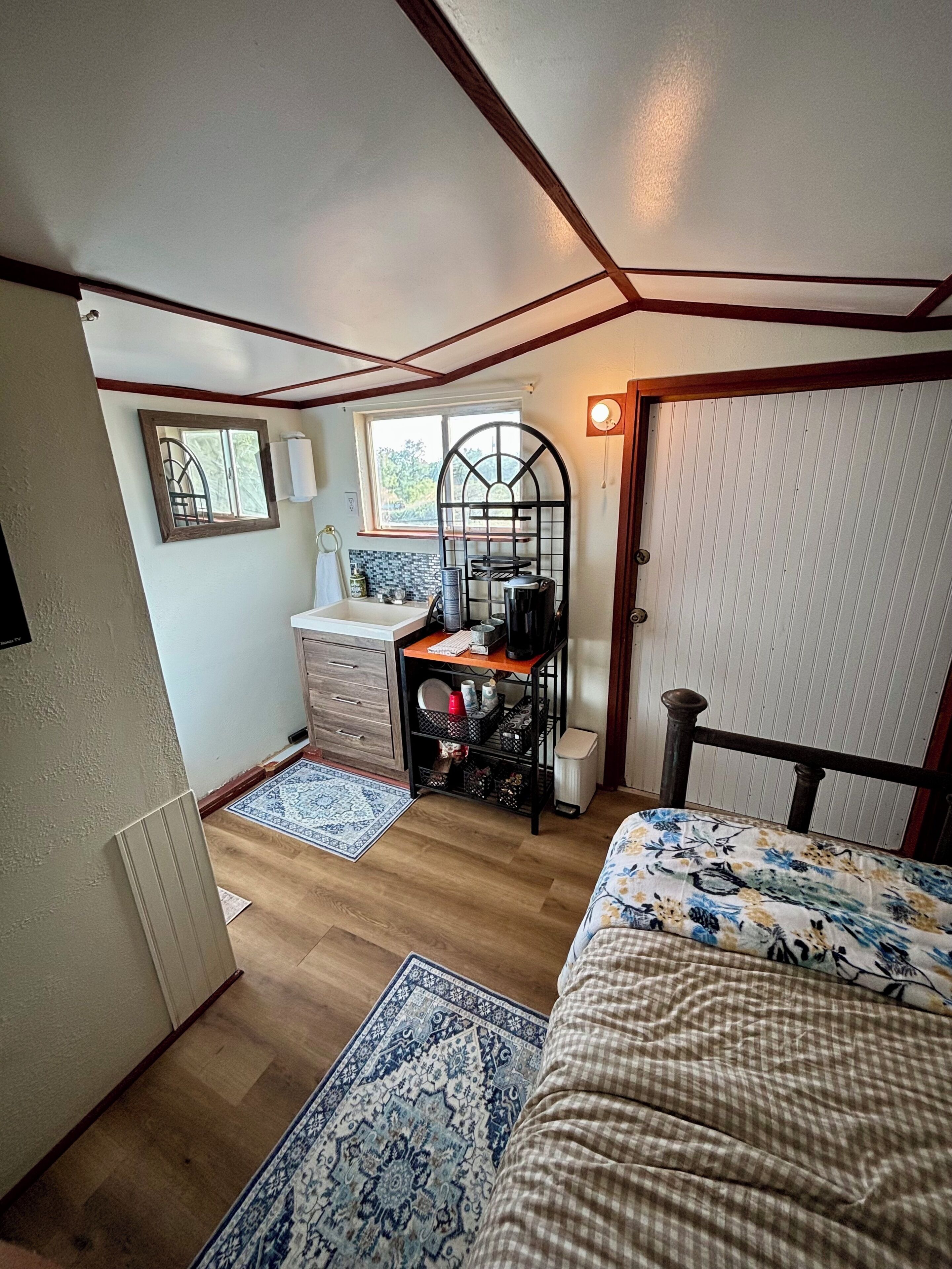 WiFi, bed sheets