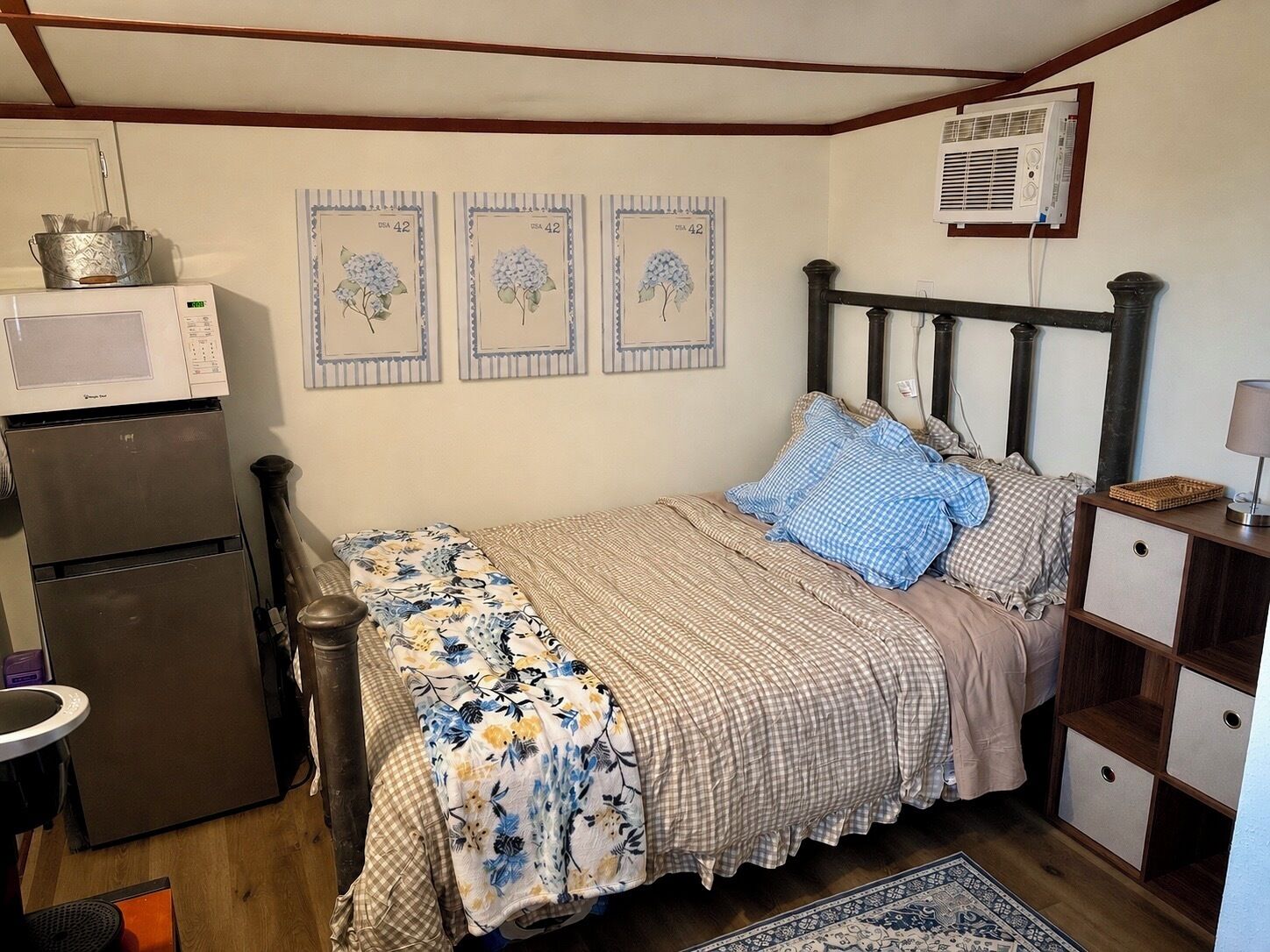 WiFi, bed sheets