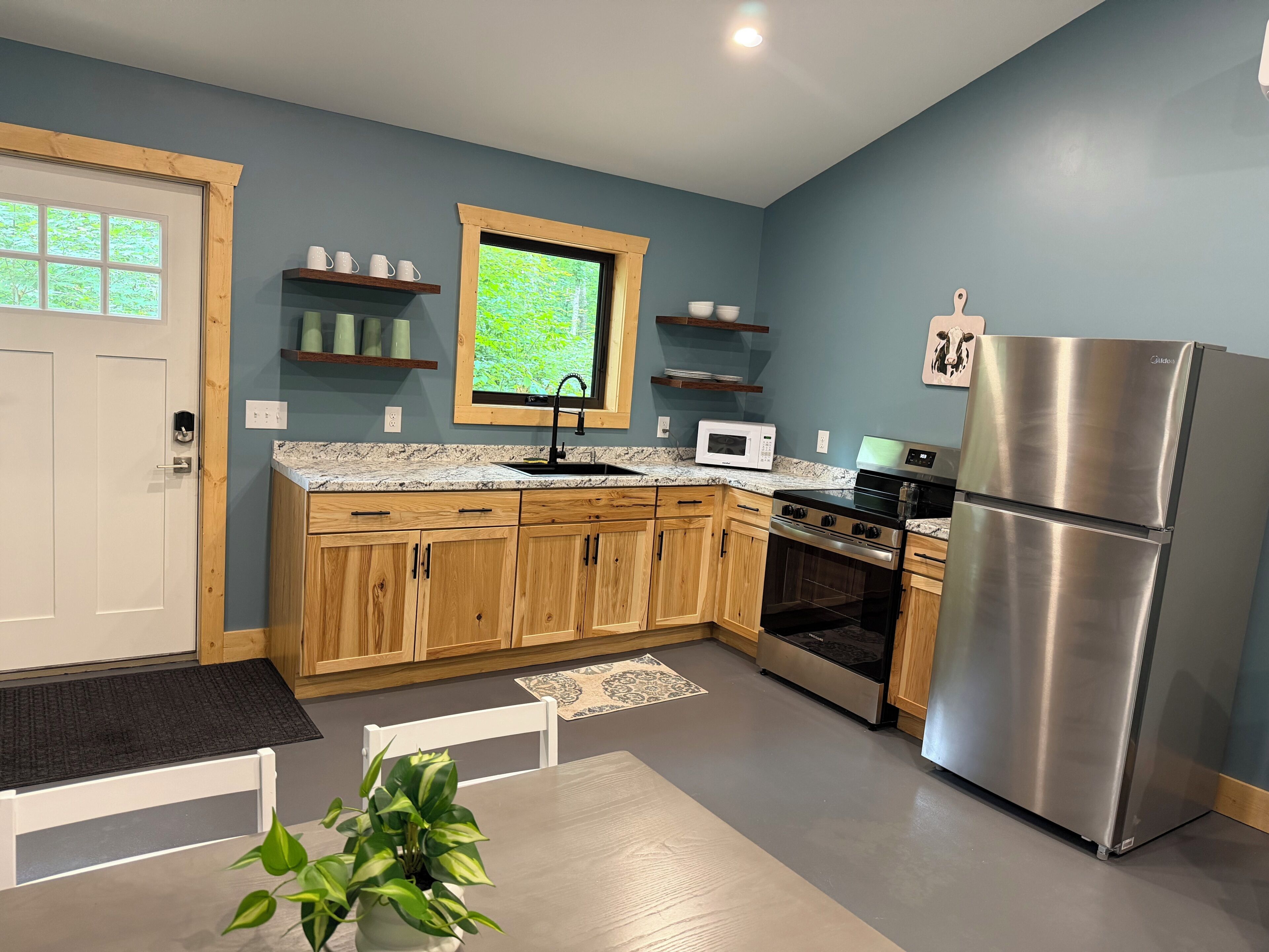 Coffee/tea maker, fridge, oven, stovetop
