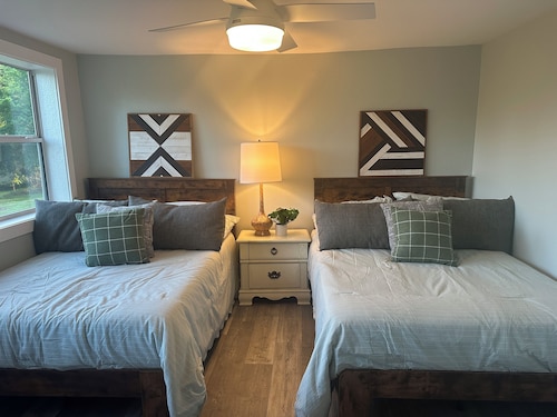 Texas Charm in Denison-Sleeps 13Close to Downtown