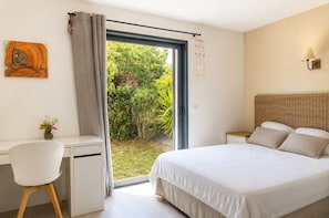 3 Schlafzimmer, Schreibtisch, Bügeleisen/Bügelbrett, Reisekinderbett