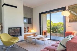 TV, fireplace, books - Charming villa with walking access to the beach (sainte lucie de port-vecchio zonza)