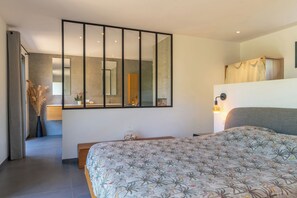 3 bedrooms, desk, iron/ironing board, travel cot