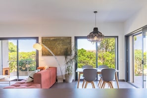 TV, fireplace, books - Charming villa with walking access to the beach (sainte lucie de port-vecchio zonza)
