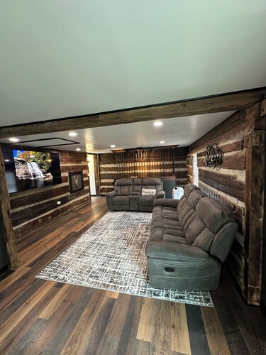 Rustic-Modern 2 bedroom cabin with Coffee Bar and stunning Mountain View’s