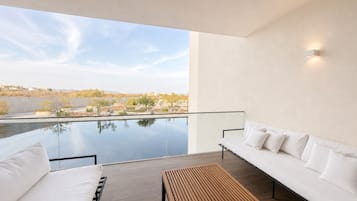 Condo Cao cấp, 3 phòng ngủ, ban công | Hiên
