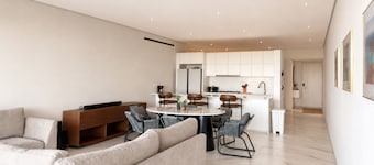 3Bdrm Luxury Condo I Pool &Jacuzzi I GYM