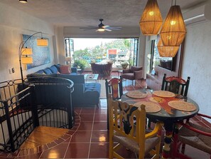Un comedor con una mesa redonda, sillas y vistas al exterior.