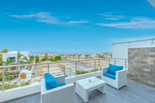 unique villa with heated pool and Spa