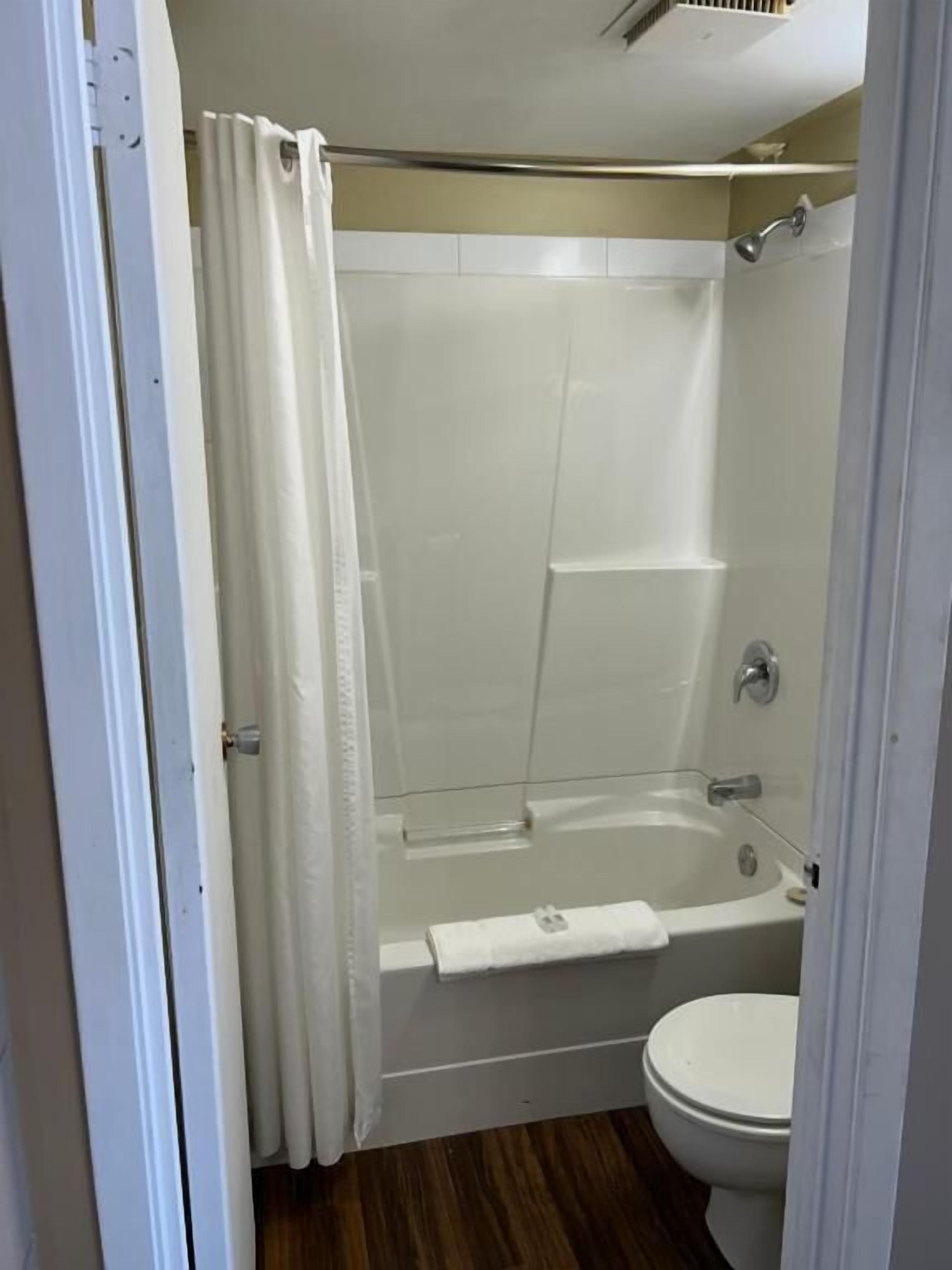 Sabun, sampo,  dan tisu toilet