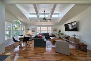 TV, table tennis - Hot Tub, Game Room, Coffee Bar, Fire Pit, Pancakes (Page)