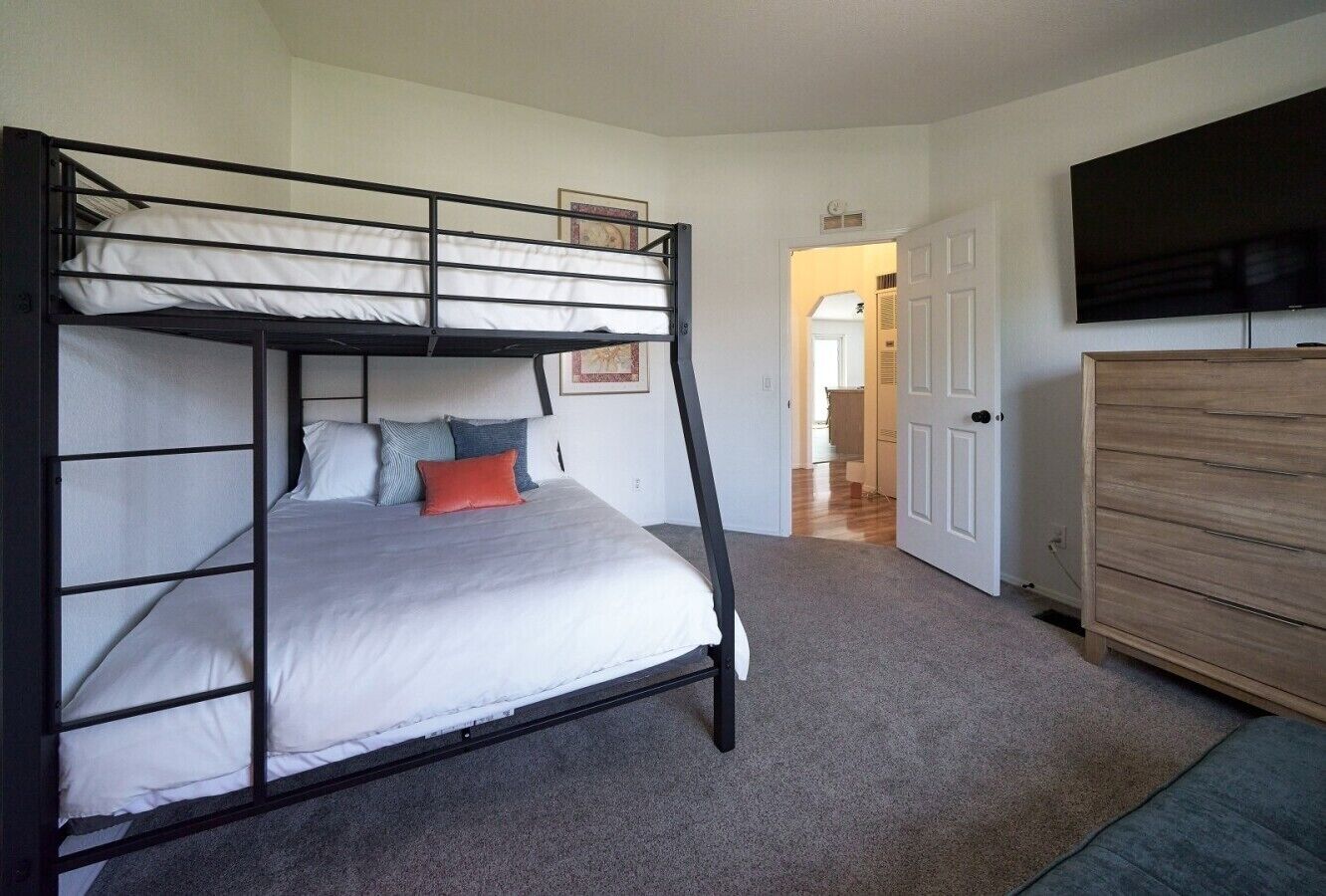 3 bedrooms, desk, iron/ironing board, travel crib