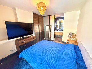 Tabla de planchar con plancha, wifi y ropa de cama 