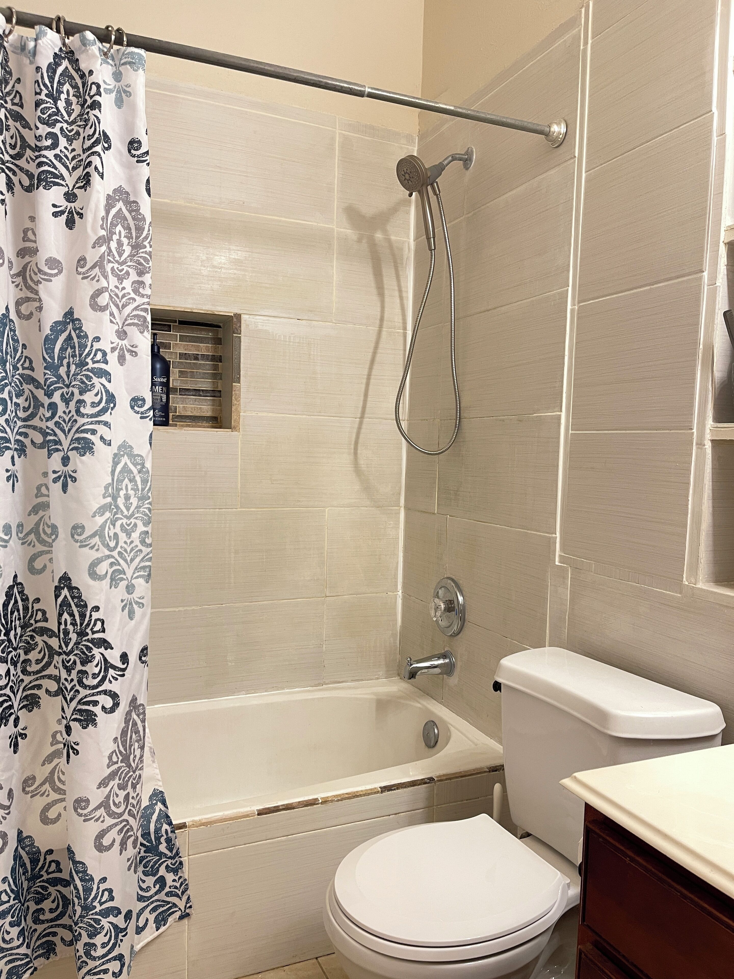 Een badkamer met douche, toilet en ligbad.