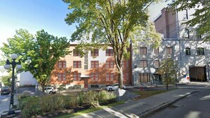 A multi-story building with a brick facade, large windows, and a fire hydrant on the sidewalk. - 114 Cook - Loft in the Heart of Old Quebec (Québec)