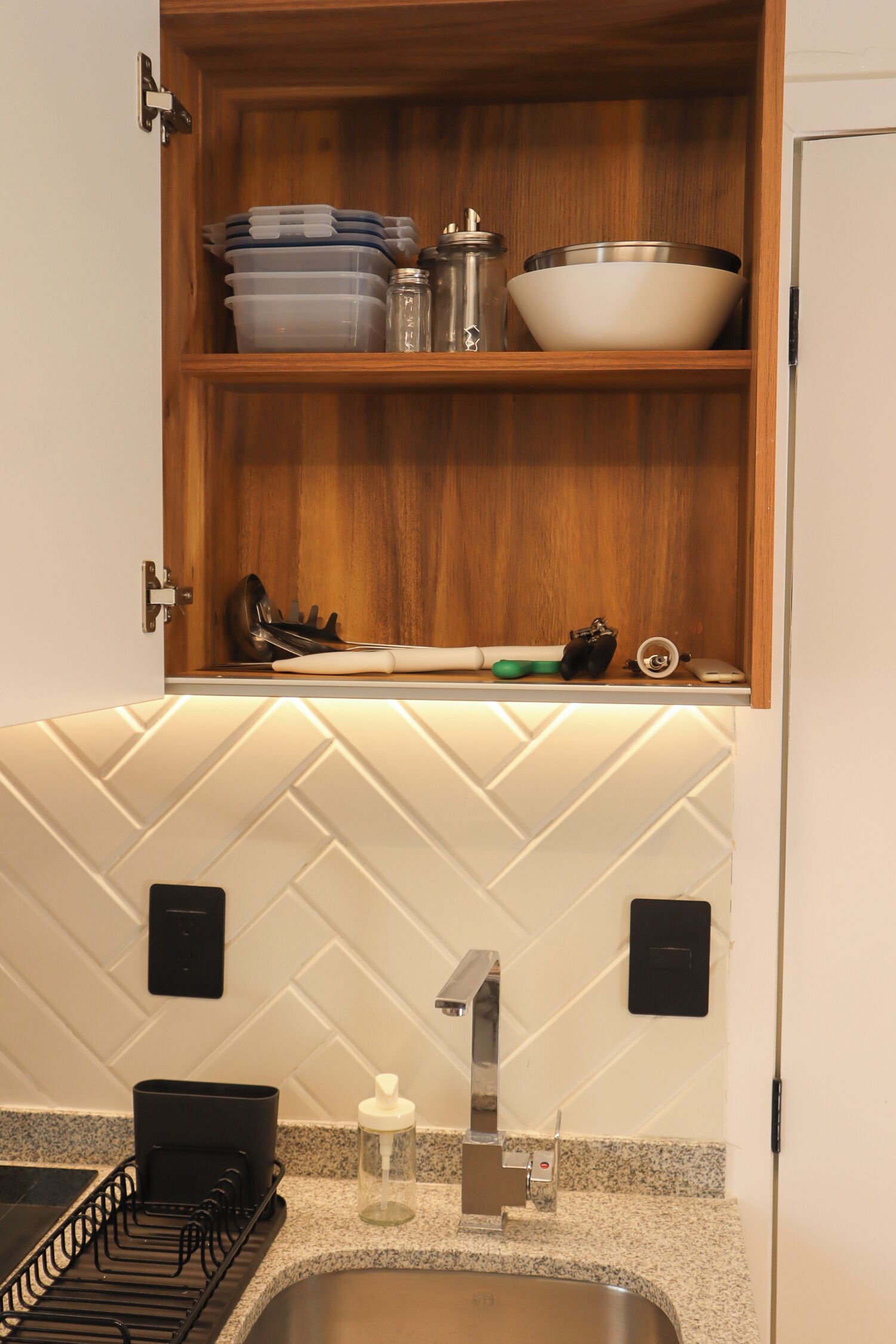 Basic Single Room | Private kitchen | Full-size fridge, microwave, cookware/dishes/utensils