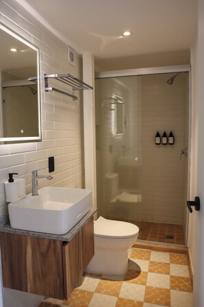 Family Loft, Balcony, City View | Bathroom | Towels, soap, shampoo, toilet paper - San Felipe 668 (Guadalajara)