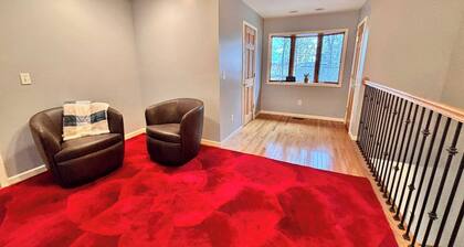 Spacious Retreat w Lake access, Jacuzzi tub