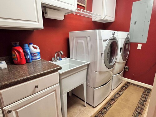 Spacious Retreat w Lake access, Jacuzzi tub