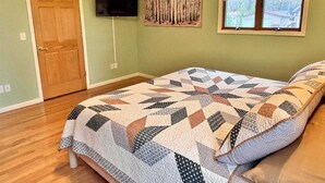 5 bedrooms, WiFi, bed sheets - Spacious Retreat w Lake access, Jacuzzi tub (Prudenville)