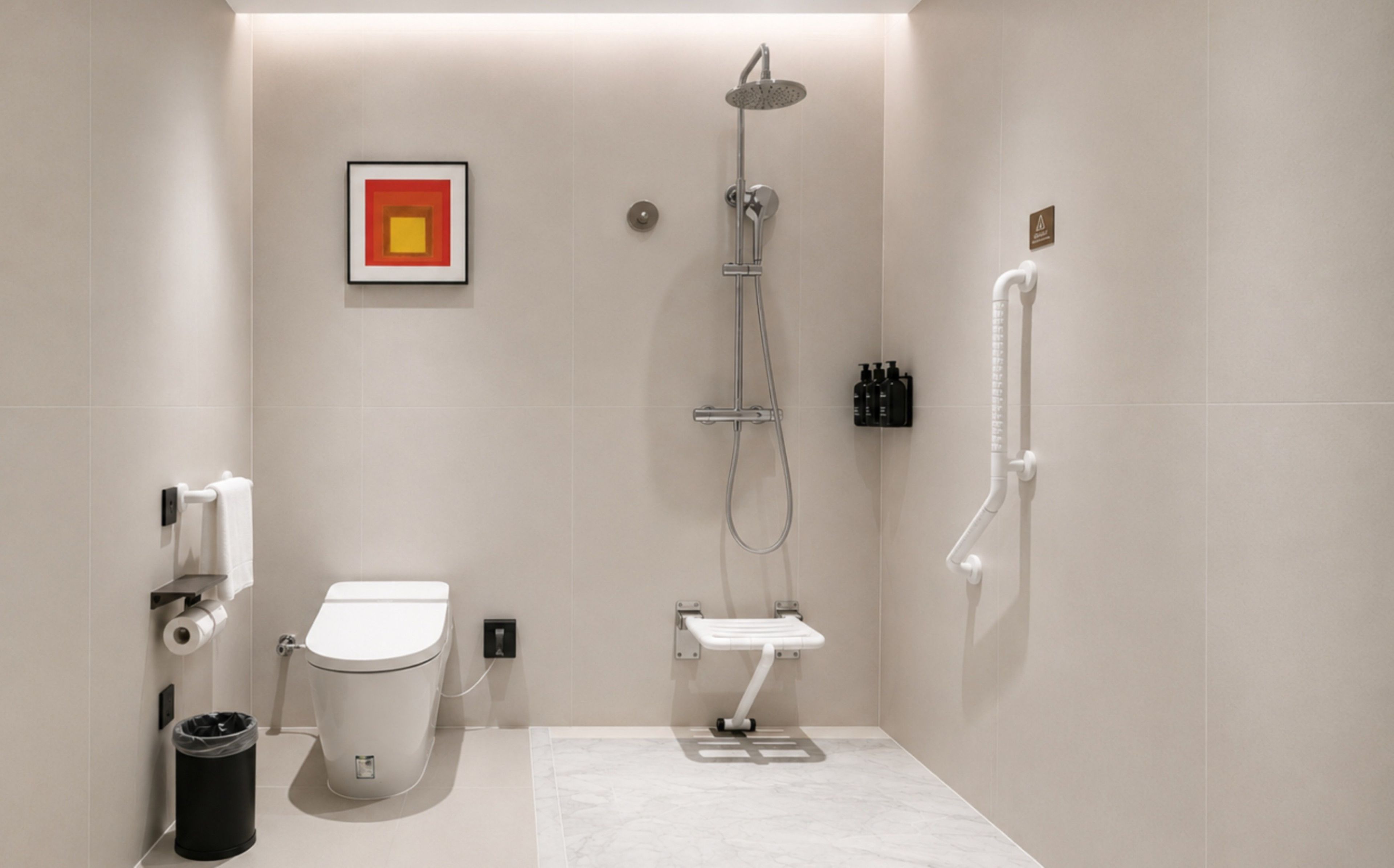 Une salle de bain moderne avec des toilettes, une douche et un tableau encadré au mur.