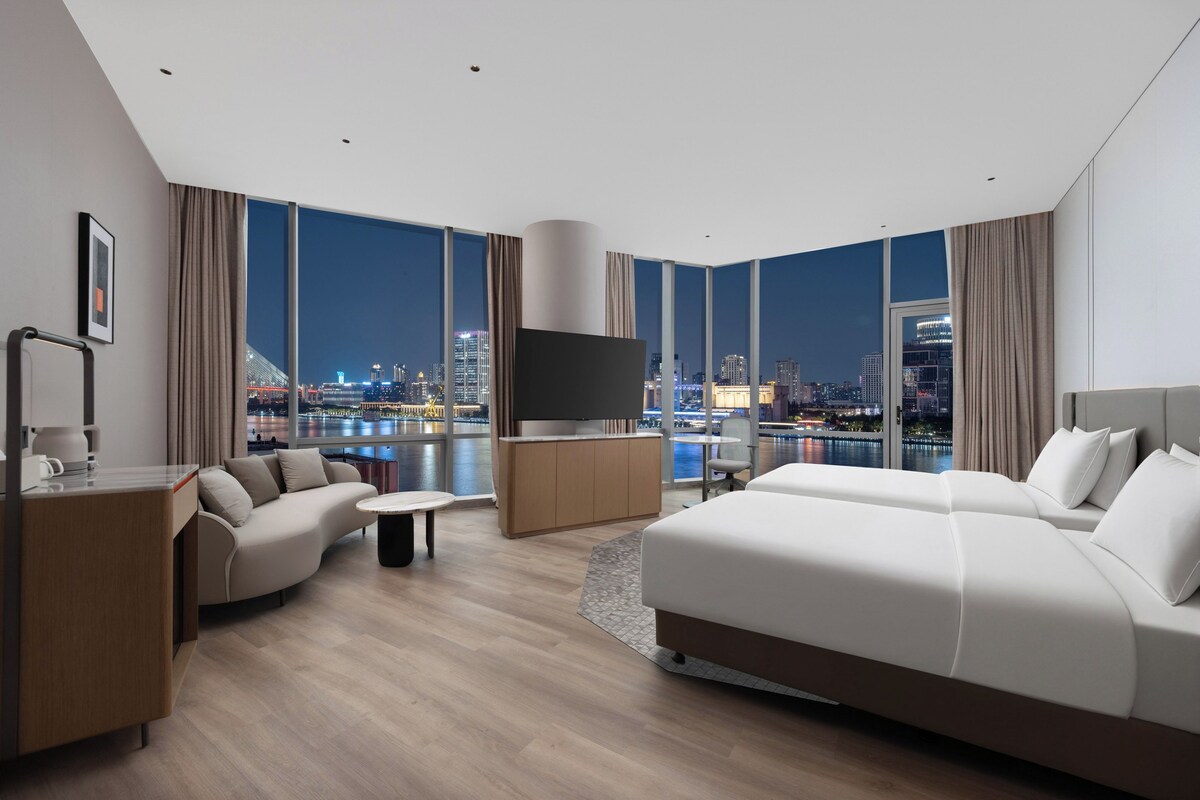Hollyood Twin Suite River View | Down comforters, desk, laptop workspace, blackout drapes