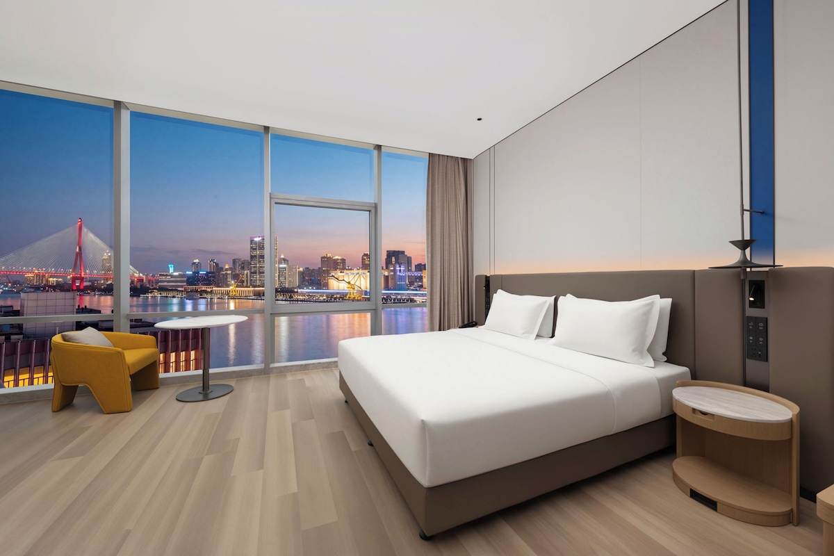 1 King Standard River View | Down comforters, desk, laptop workspace, blackout drapes