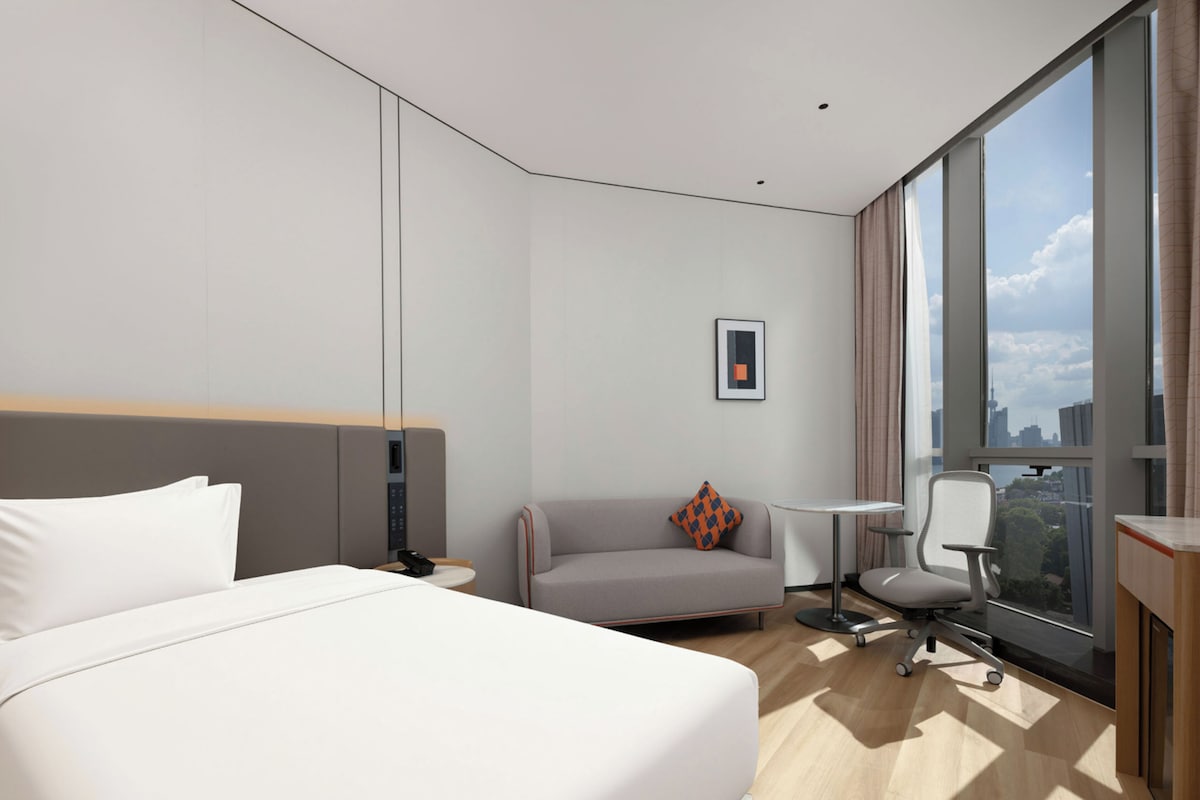 1 King Standard City View | Down comforters, desk, laptop workspace, blackout drapes