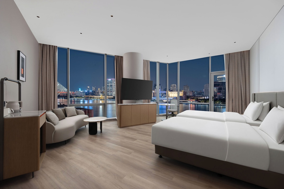 Hollyood Twin Suite River View | Down comforters, desk, laptop workspace, blackout drapes