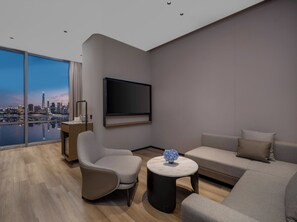 Suite | Edredón, escritorio y espacio para trabajar con laptop 