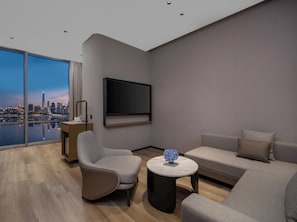 1 Bedroom Suite River View Balcony | Down comforters, desk, laptop workspace, blackout drapes - Holiday Inn Express Shanghai North Bund Riverside By Ihg (Shanghai)