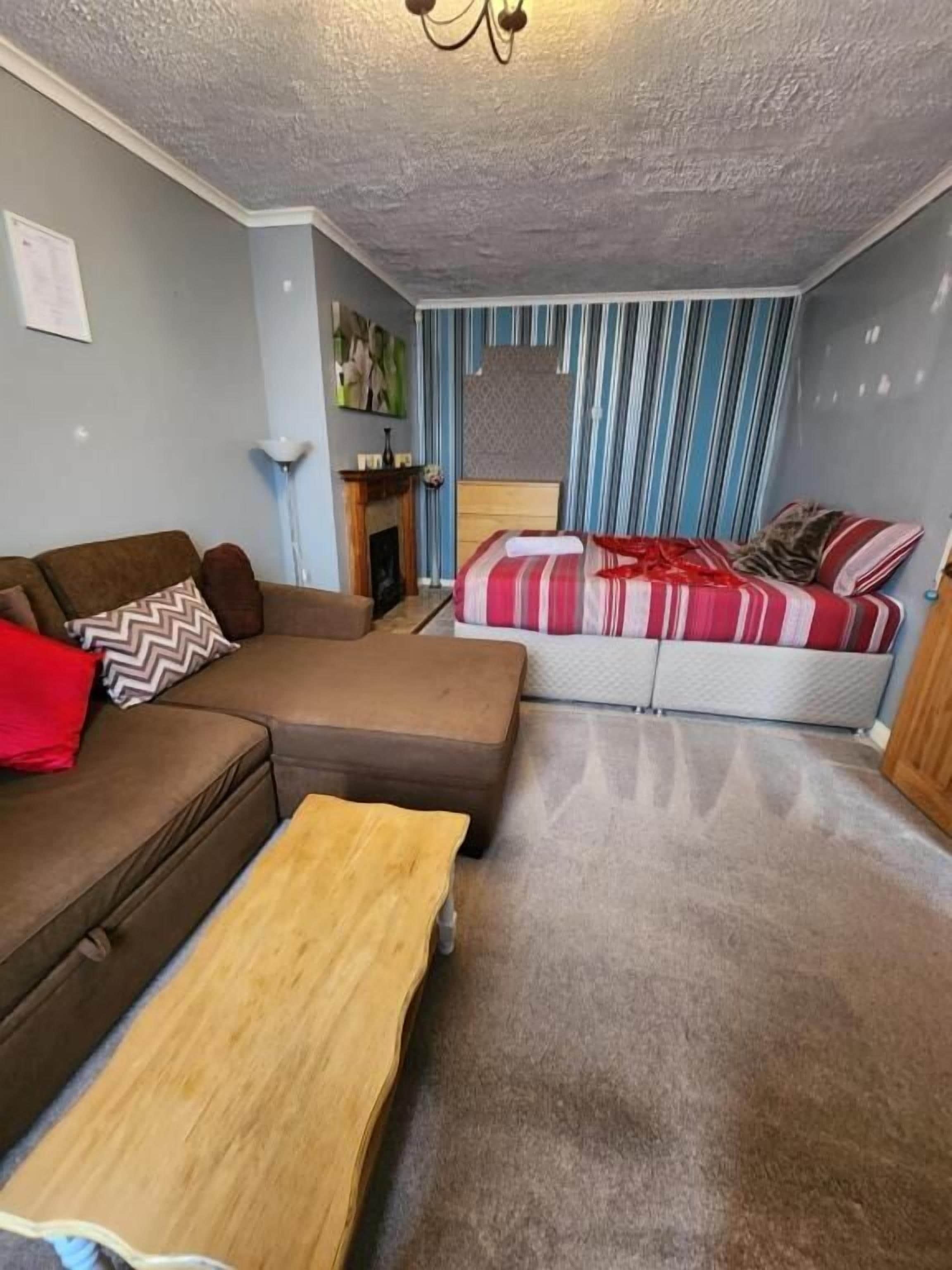 Deluxe Double Room, City View | Living area