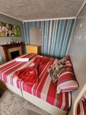 Blackout drapes, iron/ironing board, WiFi (free) - The Rushdon (Grays)