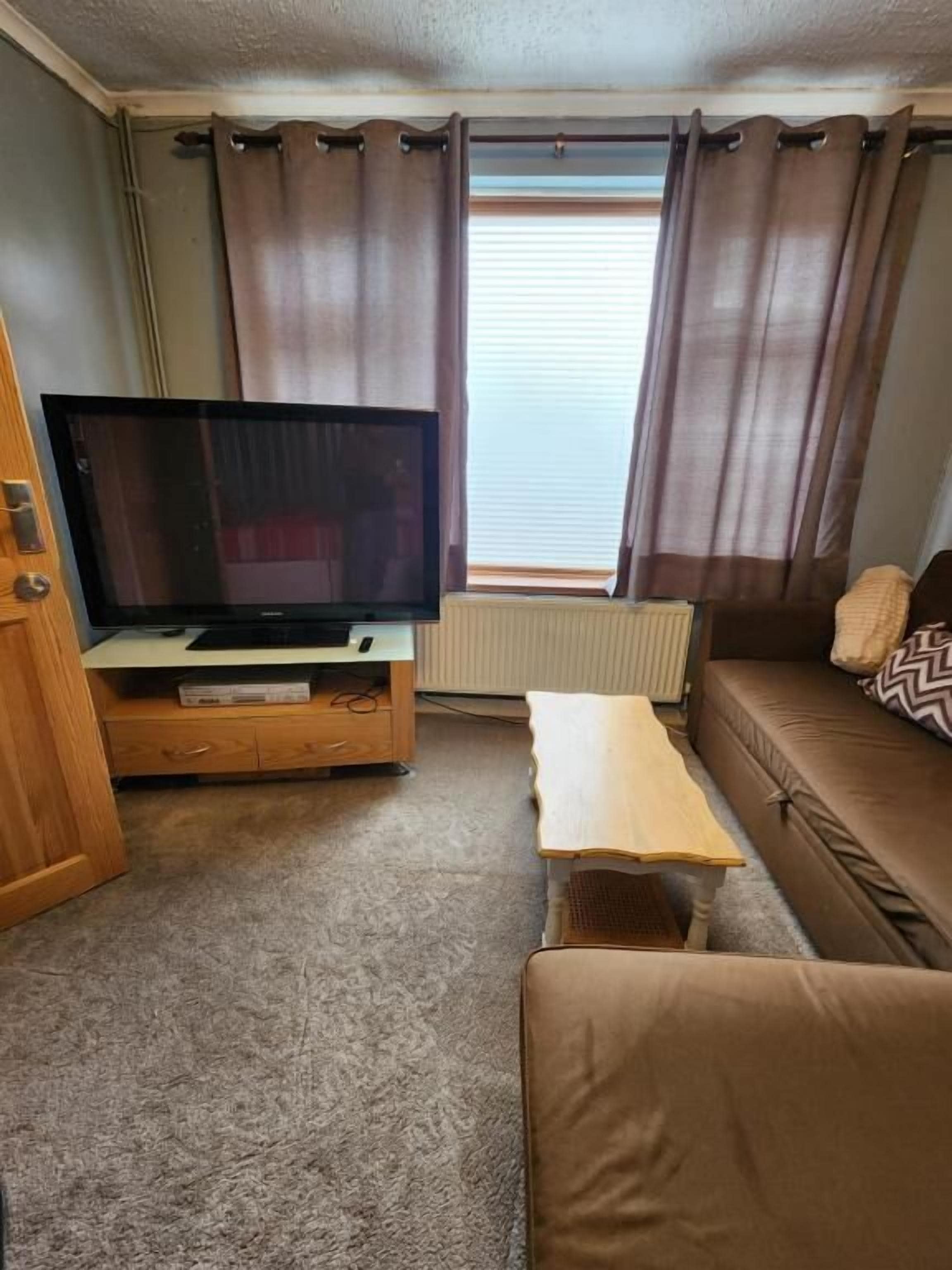 Deluxe Double Room, City View | Living area