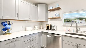 Coffee/tea maker, fridge, microwave, oven - Spacious Waterfront Home - Private Canal Access and Large Yard in Naples (Naples)