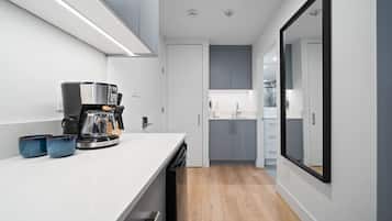 Cafetera y tetera, refrigerador, microondas y lavavajillas