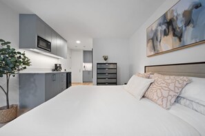 Tabla de planchar con plancha, wifi y ropa de cama 
