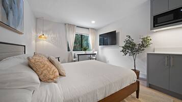 Iron/ironing board, WiFi, bed sheets