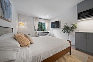 Iron/ironing board, WiFi, bed sheets - The Alpine Alcove w Pool & Hot Tub (Whistler)